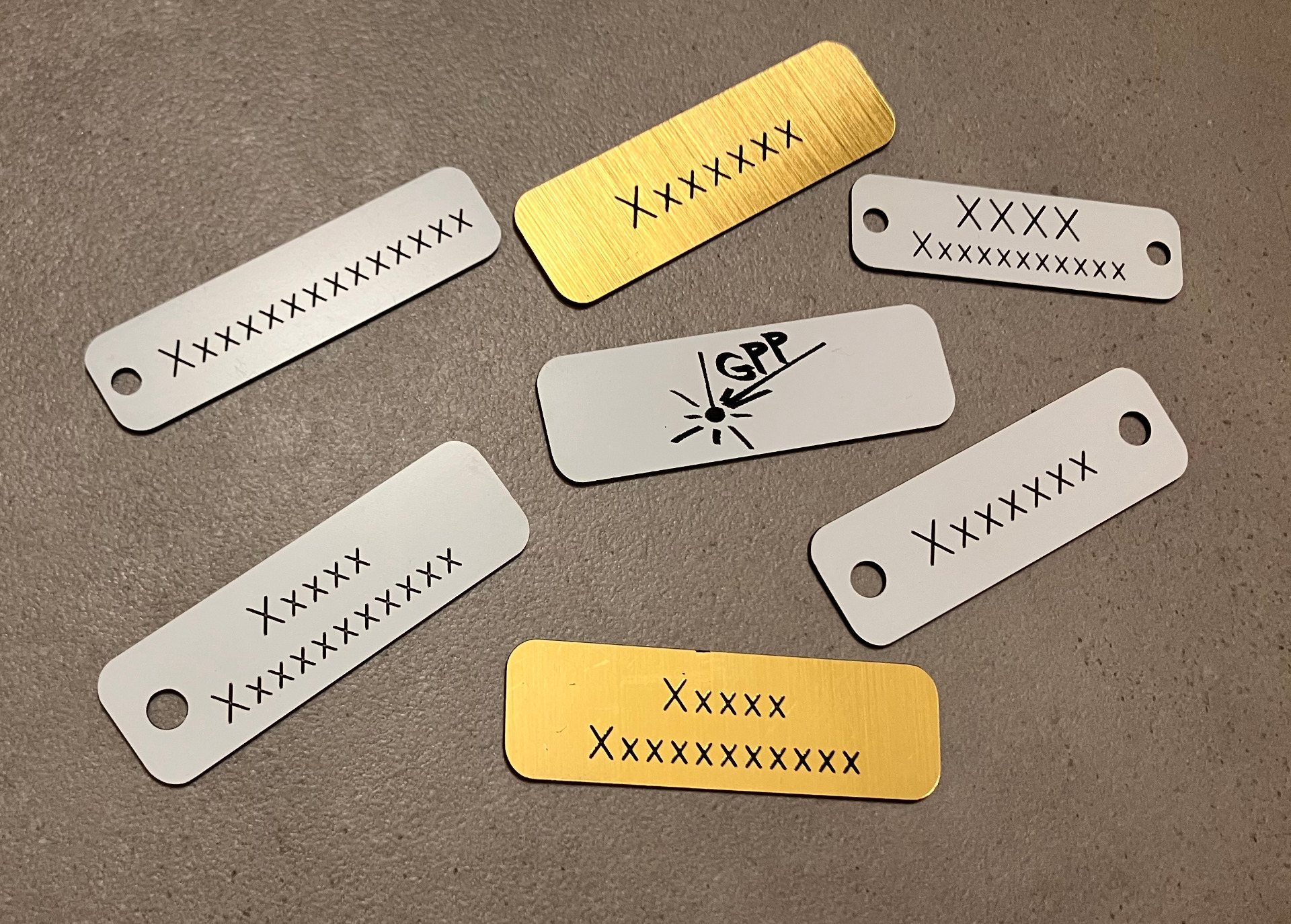 Technické štítky, popisky a cedulky z plastu